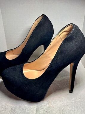 Dream Pairs Black Faux Suede Platform Pumps